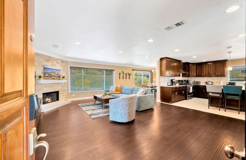 Tustin House | Close to Disney and the Beach! Central OC Location