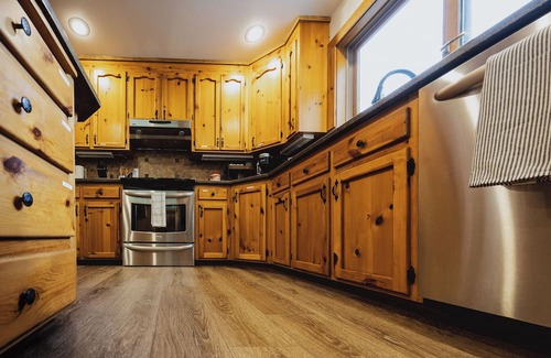Arlington Cabin | Riverfront - Log Home - Hot Tub - Game Room