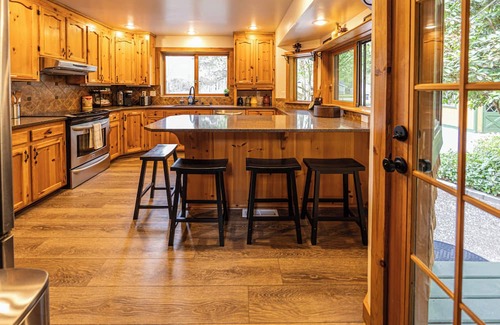 Arlington Cabin | Riverfront - Log Home - Hot Tub - Game Room