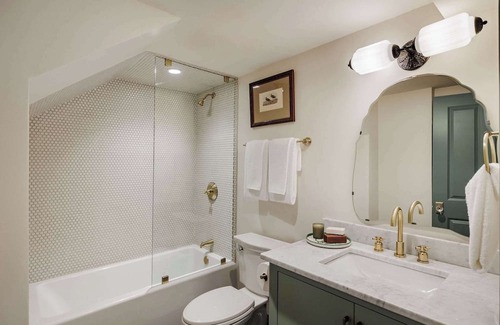 Touro Hotel | Luxury Garden District Retreat With Heated Pool
