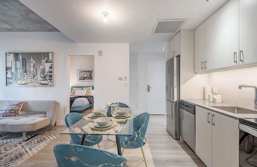 Cite Multimedia Apartment | Square Victoria - Balcony - Indoor Parking