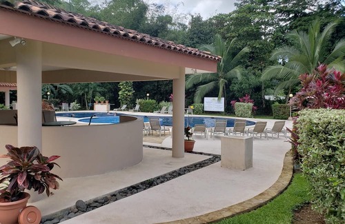 Tarcoles House | Cozy newly renovated 2-bedroom house 10 mins from the beach!