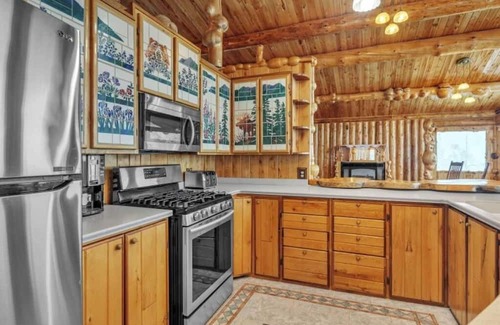 Harding-Birch Lakes Cabin | 3-bedroom Log Cabin in Charming Salcha with Free WiFi, Mountain Views & Private