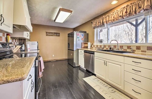 Kodak House | Cozy Cabin | Hot Tub, Views, Near Smoky Mountains!