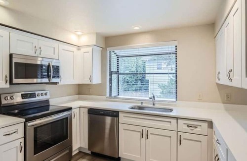 Federal Way House | A beautiful private bedroom in a peaceful neighborhood in Federal Way- Twin-lake