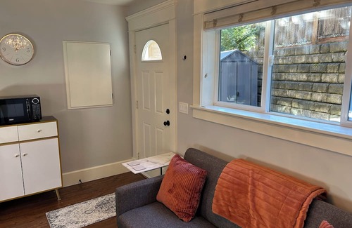 Victoria Villa | Bright Garden Suite in Colwood