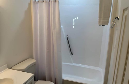 North Charleston House | The Modern Bexley 2br + Walk to Park Circle