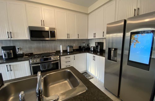 Vaughan Bed & Breakfast | 3BR Getaway in Kleinburg, Vaughan, Built in 2024 — Stylish Comfort Awaits You!