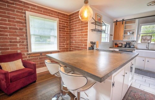 North Charleston House | Holmes Manor: 4br + Pool Table + Screen Porch!