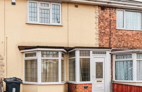 Birmingham House | Erdington, M6 Junction 6 - Drive- 3 bed- 5 singles