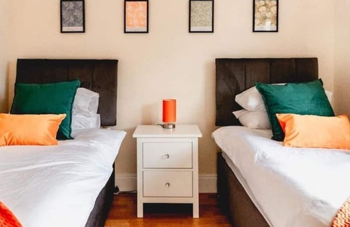 Birmingham House | Erdington, M6 Junction 6 - Drive- 3 bed- 5 singles