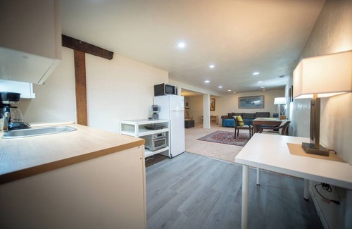 Vernon Apartment | Charming apartment in fantastic Portland with WiFi, AC
