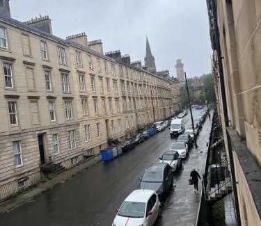 Kelvinbridge Apartment | West End Gem in Glasgow - Modern 1 Bed Apartment