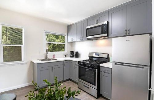 Hollywood Hills West Apartment | Chic Studio Near Laugh Factory