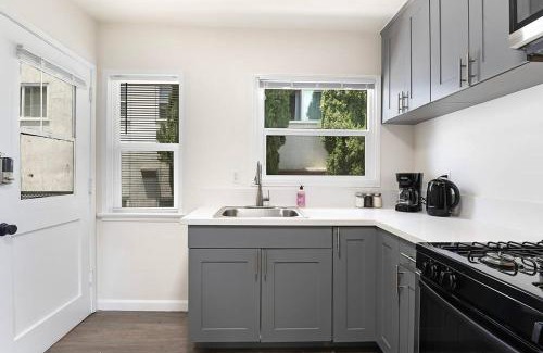 Hollywood Hills West Apartment | Chic Studio Near Laugh Factory