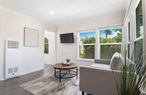 Hollywood Hills West Apartment | Chic Studio Near Laugh Factory