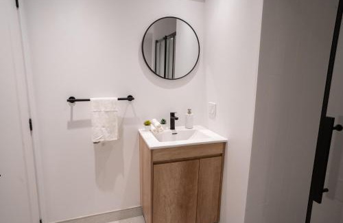 Sainte-Marie Apartment | Lovely 2 Bed steps from Downtown and 2min to METRO