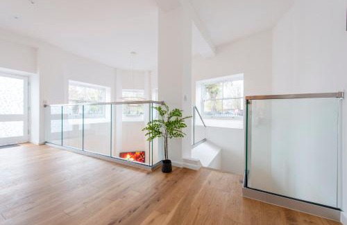 Tower Hamlets Apartment | Exquisite 3BR Duplex Period Conversion, Air-con & Amenities