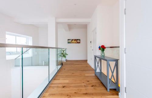Tower Hamlets Apartment | Exquisite 3BR Duplex Period Conversion, Air-con & Amenities