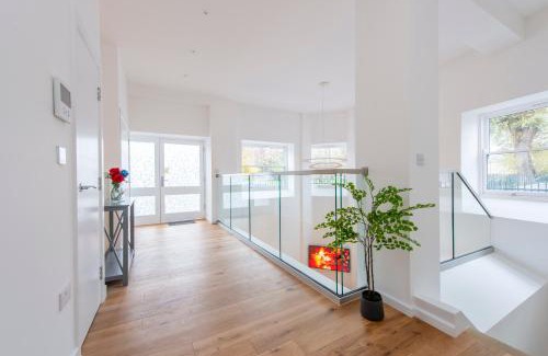 Tower Hamlets Apartment | Exquisite 3BR Duplex Period Conversion, Air-con & Amenities