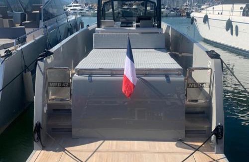 7th Arrondissement Boat Rental | Yacht Med 42