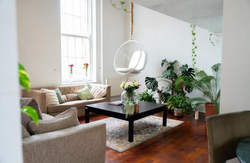 Coppetts Apartment | Luxurious Shared Apartment with Hosts on Private Estate