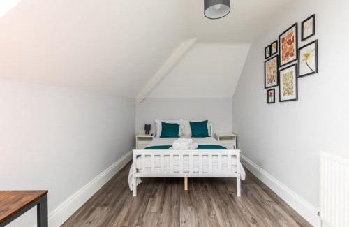 Bradley Stoke House | Dove Court Travel Lodge 7 - Top Floor Double Bedroom