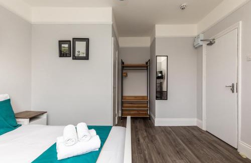 Bradley Stoke House | Dove Court Travel Lodge 5 - First Floor Ensuite