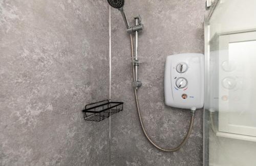 Bradley Stoke House | Dove Court Travel Lodge 5 - First Floor Ensuite