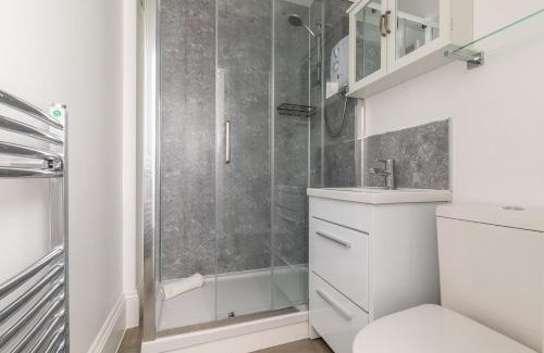 Bradley Stoke House | Dove Court Travel Lodge 5 - First Floor Ensuite