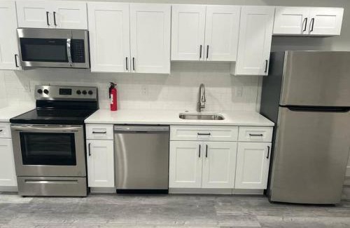 East Parkside Apartment | Cozy Apt\ Sleeps 5 \ 1717 Apt 2
