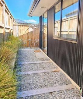 Kawarau Falls Apartment | Short Drive to Queenstown CBD - Cosy Guesthouse with Private Entrance and King Bed