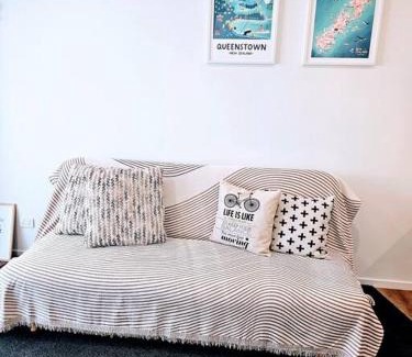 Kawarau Falls Apartment | Short Drive to Queenstown CBD - Cosy Guesthouse with Private Entrance and King Bed