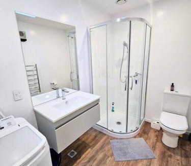 Kawarau Falls Apartment | Short Drive to Queenstown CBD - Cosy Guesthouse with Private Entrance and King Bed