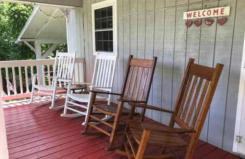 Black Mountain House | Rosso Veranda Cottage