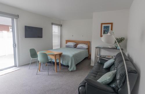 One Tree Point Bed & Breakfast | Marsden Cove Canal Haven with Spa Pool