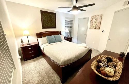 Uptown Apartment | Cozy Apt by SAT Intl w/ pool + gym