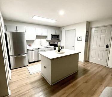 Uptown Apartment | Cozy Apt by SAT Intl w/ pool + gym