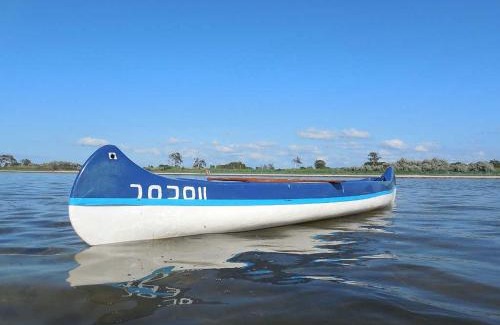 Am Salzhaff Apartment | Blaues Strandhaus mit Boot am Salzhaff, 50m zum Strand