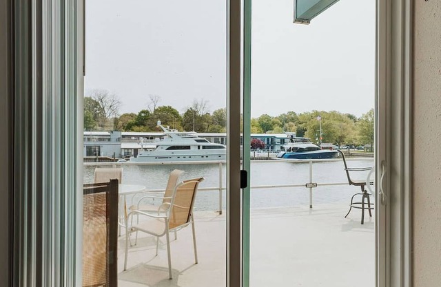 Waterfront Condo-Shop-Kayak-Beach-Bike-Boat-Restaurants-Outdoor Heated Pool-Fun