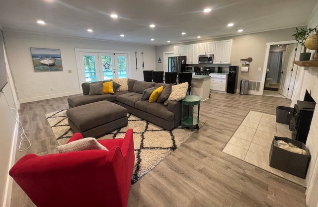 Laid back lake house with huge yard and fire pit. Family/Fisherman paradise!