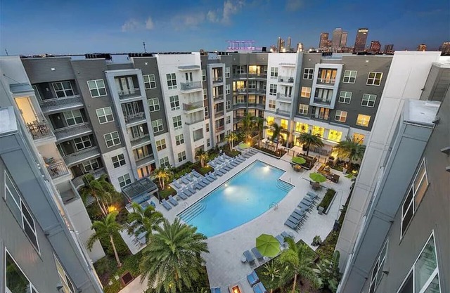 Bleecker room 116 · Luxury king suite! Pool | gym | FREE parking | A