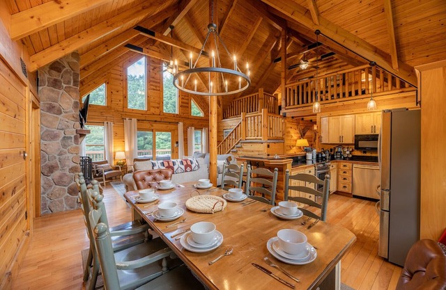 Luxe Snowshoe Lodge~Mins to resort~Hot tub~Firepit~Pond