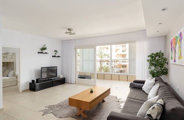Bright and Fresh Family Home near Beach by FeelHome
