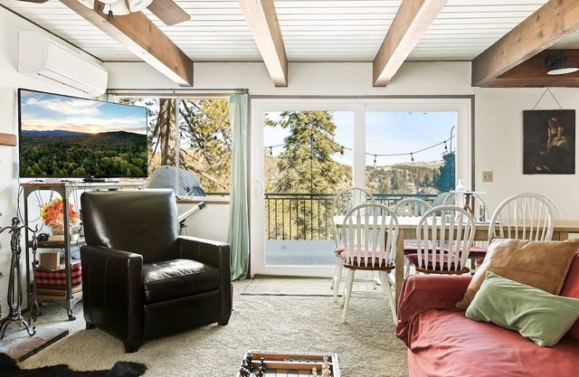 Palisades Charmer 4 Bedroom Home by RedAwning