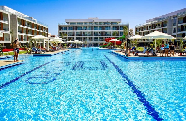 Charming Flat with Shared Pool Near Beach