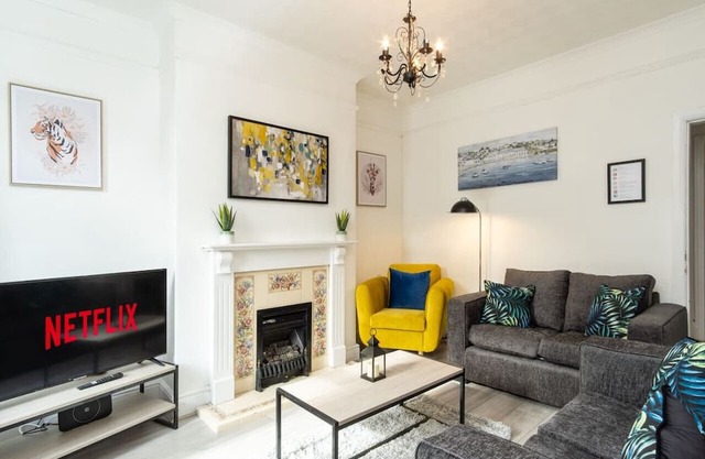 Barras House - Cosy home with parking close to Coventry City Centre and the Hospital