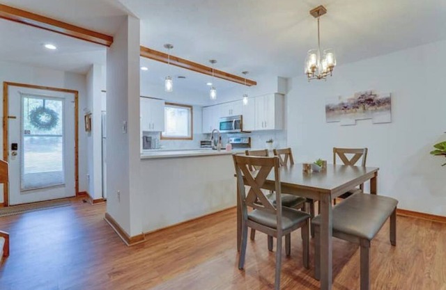 Serene Escape - Jacuzzi, mins from Trails/ Hiking