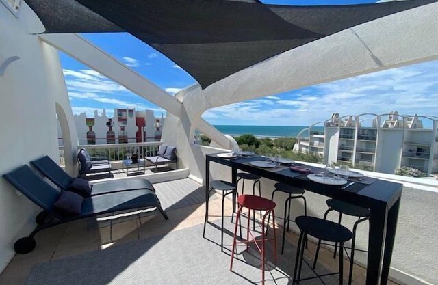 MAGNIFICENT ROOFTOP SEA VIEW !