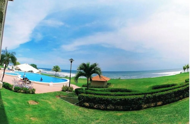 Condominio 2BR con Vista al mar y al Lado de la Piscina